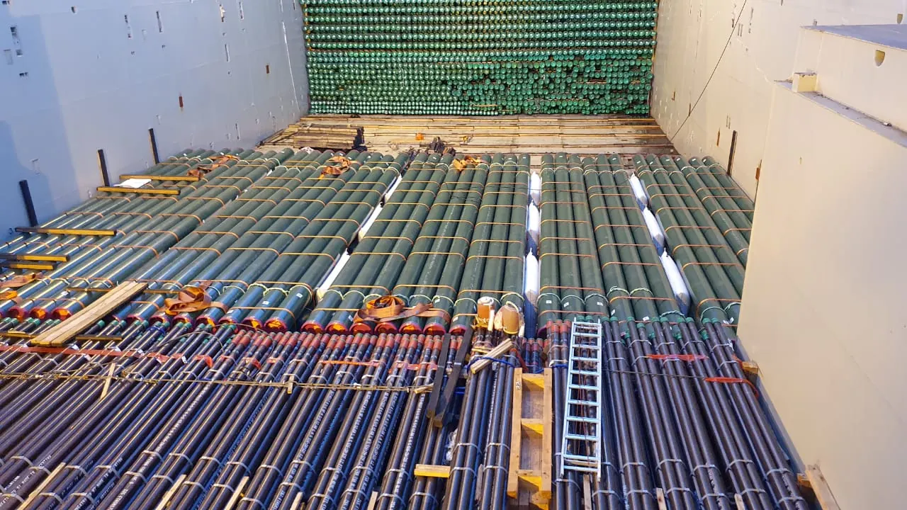 Tuberías industriales aseguradas con sistemas de trincaje Cordstrap