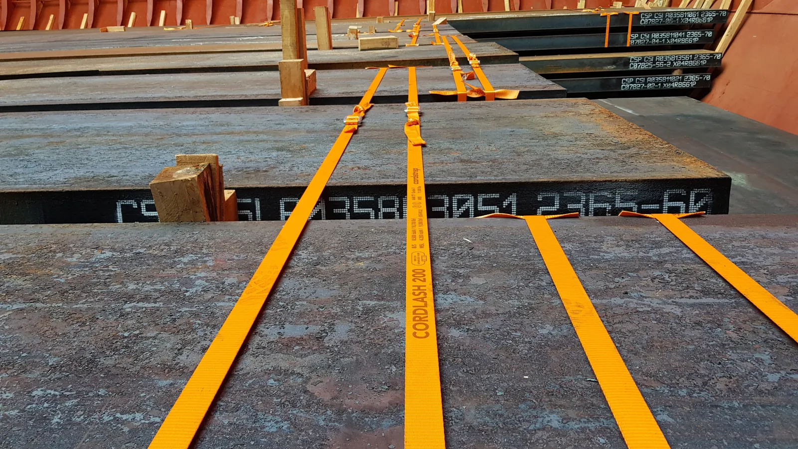 Detalle de cintas Cordstrap asegurando planchas de acero